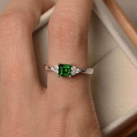 New 925 Silver Emerald Ring - Picture 2 of 5